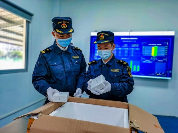 惠州海关查获一批侵权电子产品-1.jpg