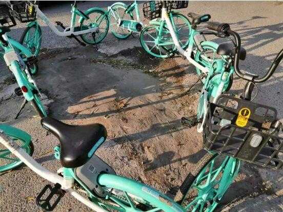 心通桥：帝湖进出口至滨湖南路道路管理权多年未移交，路上几个大坑暂由临街商铺修补-11.jpg