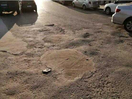 心通桥：帝湖进出口至滨湖南路道路管理权多年未移交，路上几个大坑暂由临街商铺修补-12.jpg