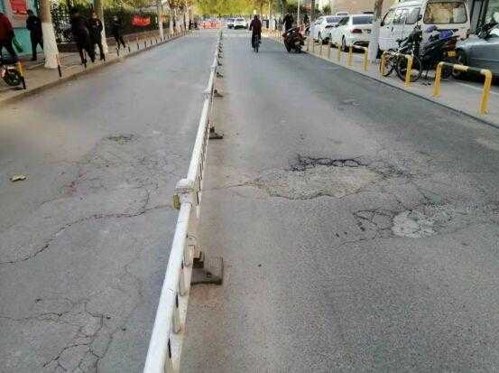 心通桥：帝湖进出口至滨湖南路道路管理权多年未移交，路上几个大坑暂由临街商铺修补-13.jpg