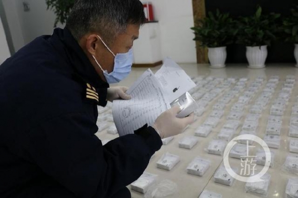 让山寨商品无处遁形！重庆海关查获6000盒侵权耳机-1.jpg