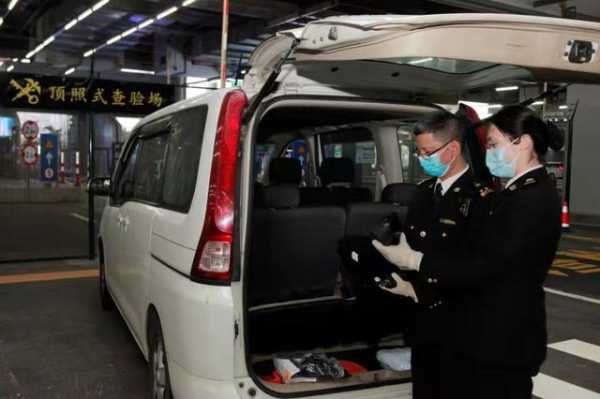 港珠澳大桥海关查获伪装快递包裹走私奢侈品案-1.jpg