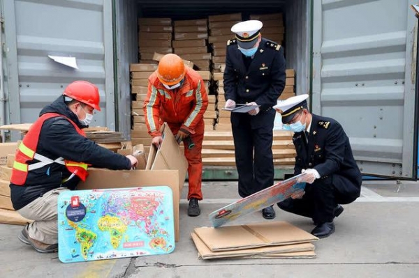 连云港海关查获七千余套问题出口拼图玩具-2.jpg