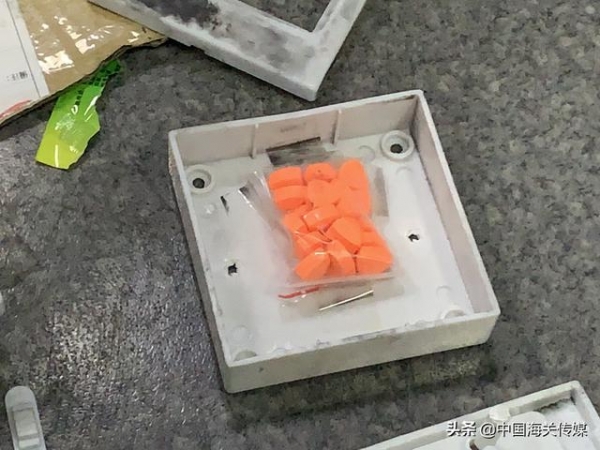 90后小伙邮购摇头丸，被抓时还查获随身携带的毒品“邮票”、大麻烟油-2.jpg