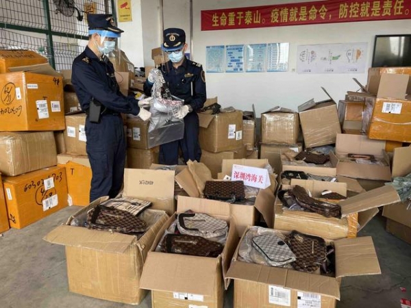冒牌运动鞋、假名牌包……前10月深圳海关查获侵权货物4753万件-2.jpg
