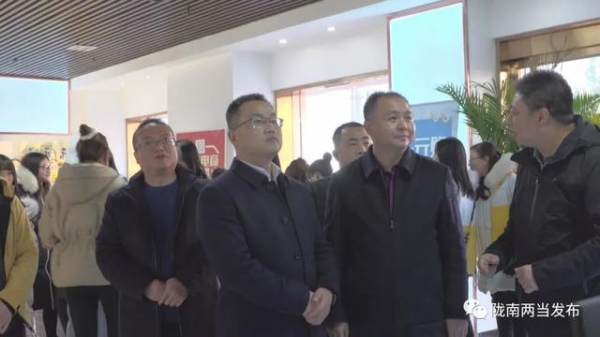 陇南电商两当同城配运营中心暨进出口贸易陇南办事处举行揭牌仪式-3.jpg