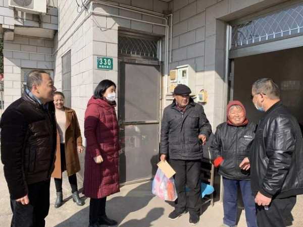新建村党总支与上海外高桥保税区投资实业有限公司党支部开展党建共建活动，慰问新建村困难村民-5.jpg