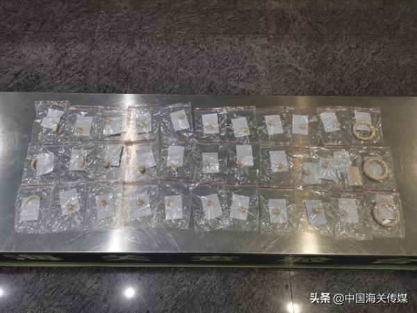 包裹锡箔纸也逃不过海关查验，象牙及制品禁止入境-1.jpg