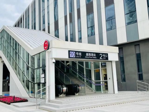 10号线列车驶入新终点站基隆路站！外高桥保税区进入双地铁时代-2.jpg
