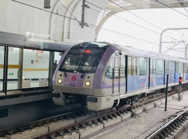 10号线列车驶入新终点站：基隆路站！外高桥保税区进入双地铁时代-1.jpg