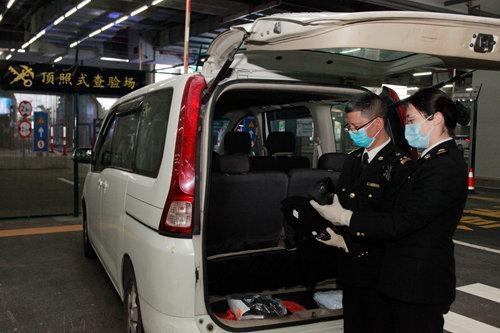 小额走私出新招 港珠澳大桥海关查获伪装快递包裹走私奢侈品案-1.jpg