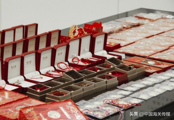 横琴口岸：一女子携百件黄金制品入境被查-1.jpg