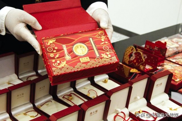 横琴口岸：一女子携百件黄金制品入境被查-2.jpg