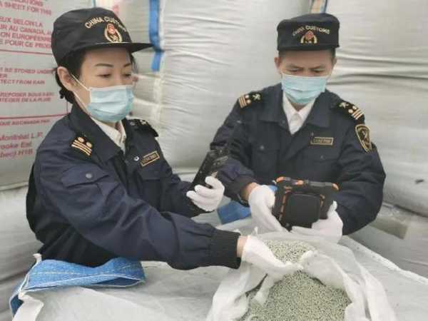多地海关查获“洋垃圾”-1.jpg