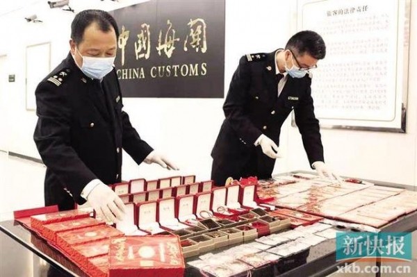 携百件黄金制品入境 一女子横琴口岸被查-1.jpg