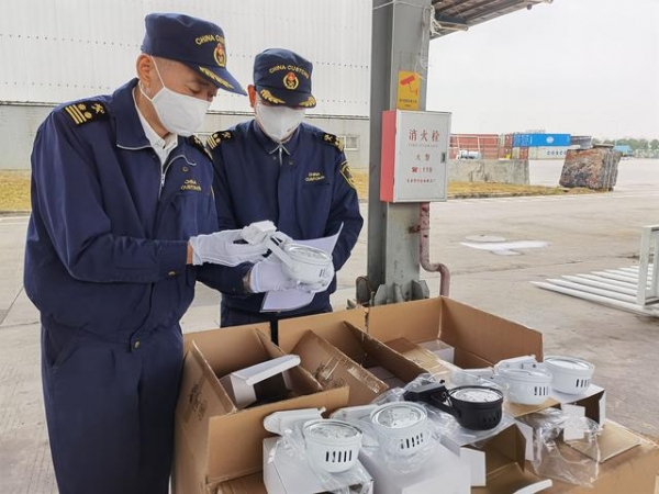 沙田海关查获157件涉嫌侵权轨道灯-1.jpg