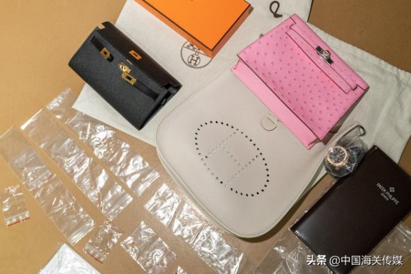 团伙走私，包括百达翡丽手表、爱马仕手袋等2000余件-1.jpg
