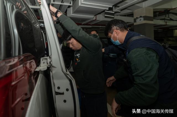 团伙走私，包括百达翡丽手表、爱马仕手袋等2000余件-2.jpg
