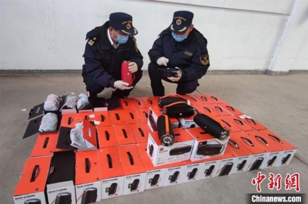 赣州海关查获一批汽车零配件等涉嫌侵权货物-1.jpg