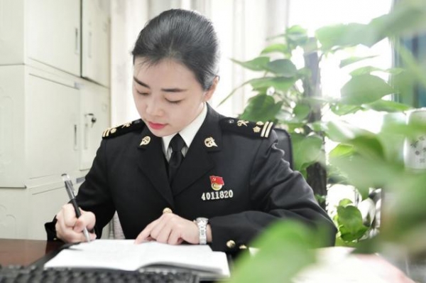 张彦敏：精益求精海关一线把好关-2.jpg
