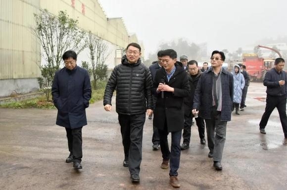 中国银保监会中国进出口银行领导到我县调研-1.jpg
