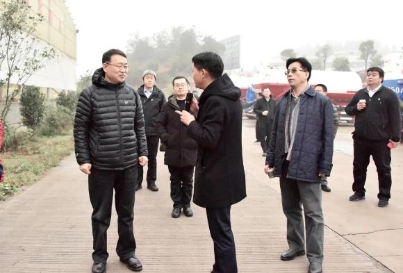 中国银保监会中国进出口银行领导到我县调研-2.jpg