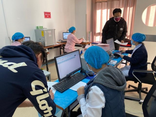 保税区启动重点人群新冠疫苗接种工作-1.jpg