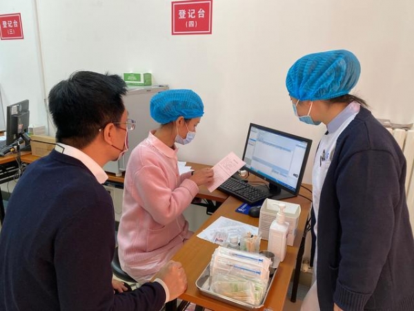 保税区启动重点人群新冠疫苗接种工作-2.jpg