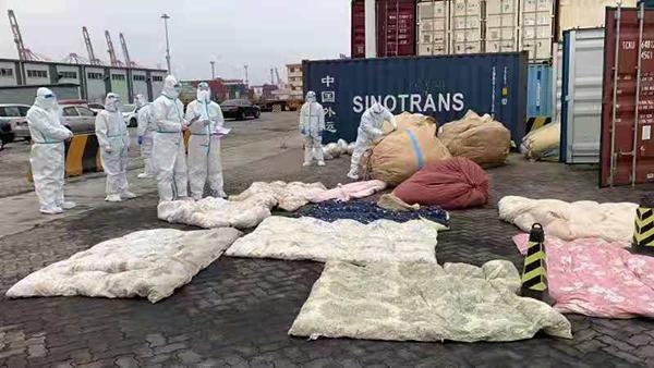 这样的丝绵被不能盖！天津海关截获“洋垃圾”旧被子六千条-1.jpg