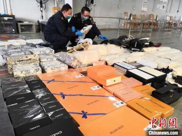 “微型机”夹藏古驰等名包 广州海关连查4批涉嫌侵权出口货物-1.jpg