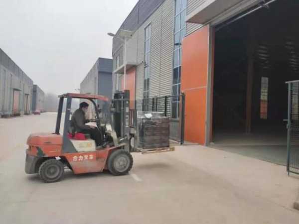 滨州万国公用型保税仓库首批进口货物入库-1.jpg