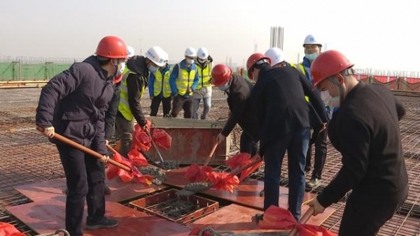 开工98天，中建五局九江保税区标准厂房项目首栋厂房主体结构封顶-1.jpg