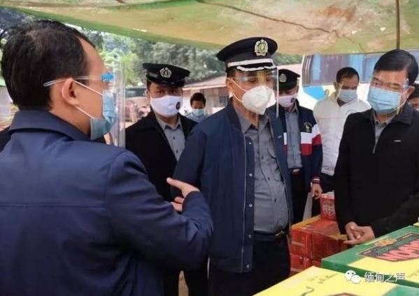 缅甸海关把走私物品付之一炬-1.jpg