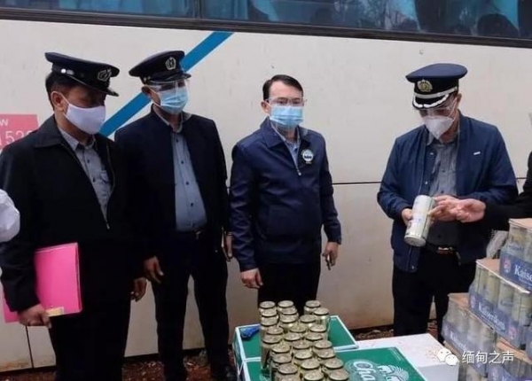 缅甸海关把走私物品付之一炬-6.jpg