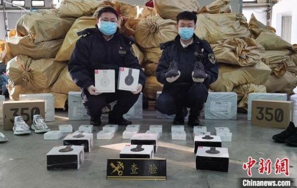 榕城海关查获侵权邮包2127批次、侵权物品72364件-1.jpg