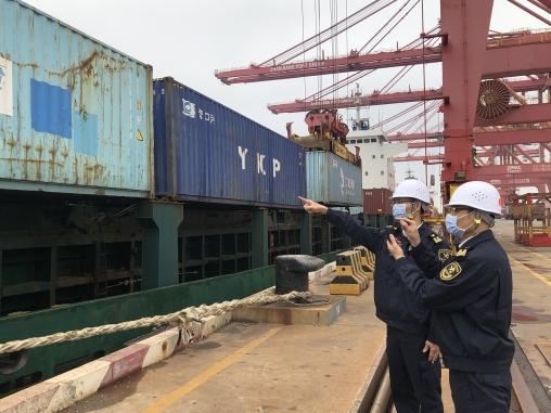 湛江海关助力港口开通“湛江-深圳”转关新航线-1.jpg
