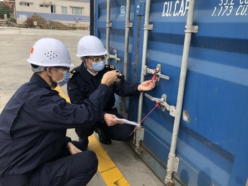 湛江海关助力港口开通“湛江-深圳”转关新航线-2.jpg