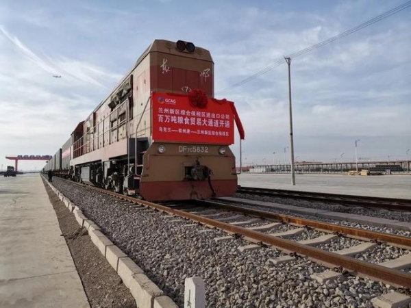 深化甘桂两地合作 携手推进开放发展——首单进口玉米专列通过西部陆海新通道抵达兰州新区综合保税区-1.jpg