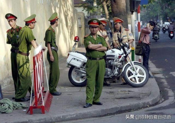 越南海关边检历史上乱象：看见中国人就上前索要小费，不给还骂人-6.jpg