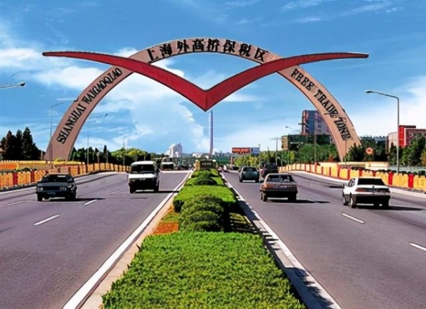 走进外高桥保税区-1.jpg