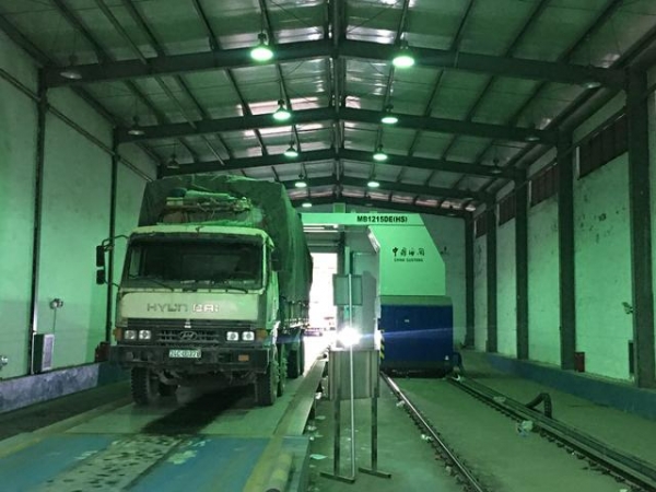 南宁海关集中审像打造“智慧监管”货物管得住且通关快-3.jpg