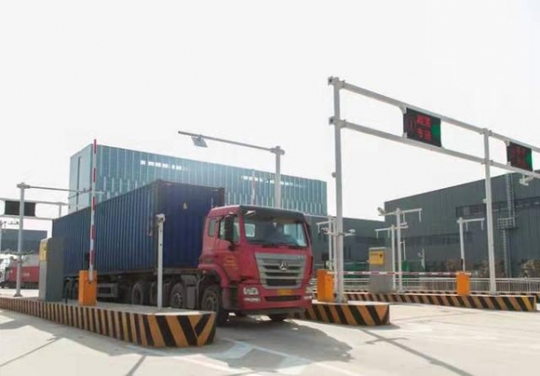 首批平行进口汽车顺利入保税区-1.jpg