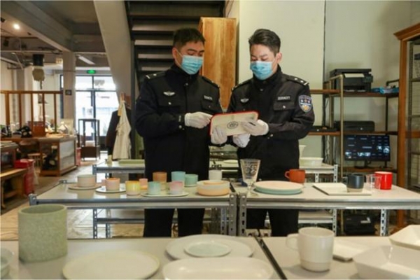 上海海关查获1起低报价格走私家居用品案，价值4000万元-1.jpg