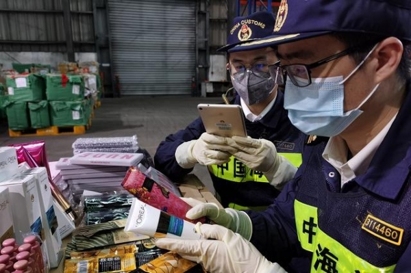 近10万件，宁波海关连续查获侵权化妆品和皮带-2.jpg
