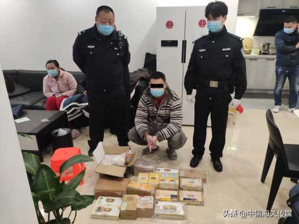 现场直击！小区住宅抓获涉案人员5名-1.jpg