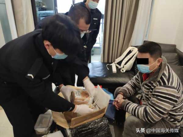 现场直击！小区住宅抓获涉案人员5名-2.jpg