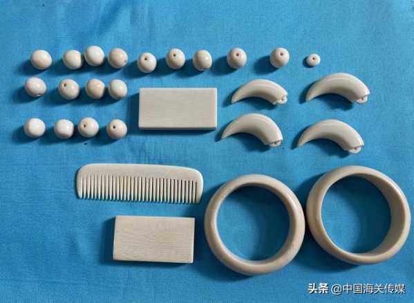 过关旅客走路姿势有异，竟然是因为裤腿里有佛牌？-2.jpg