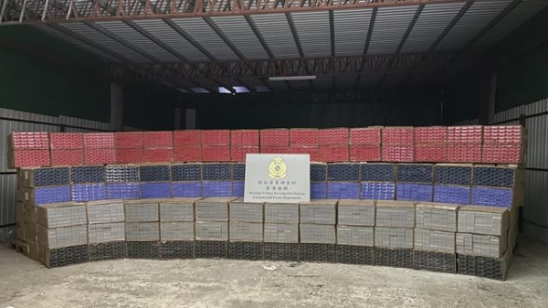 香港海关检获市值约1000万港元怀疑私烟-1.jpg