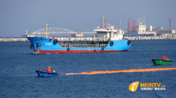 洋浦海事局组织开展保税油加注防污染应急演习-1.jpg