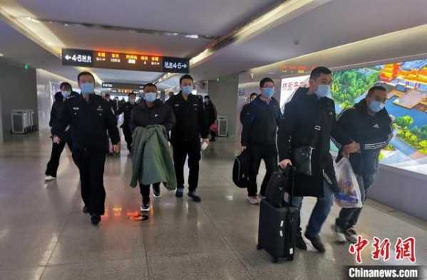 青岛海关破获一起案值10亿余元走私人发进境案-1.jpg